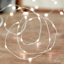 Minimalistische Glasglocke mit Micro Lichterkette