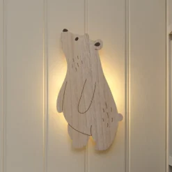 Neugieriger Bär Wandlampe fürs Kinderzimmer mit Fernbedienung in Warmweiß