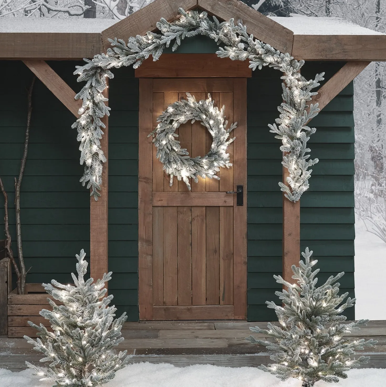 Outdoor Weihnachtsdeko-Set verschneiter Kranz, Girlande und Weihnachtsbaum Stableuchten
