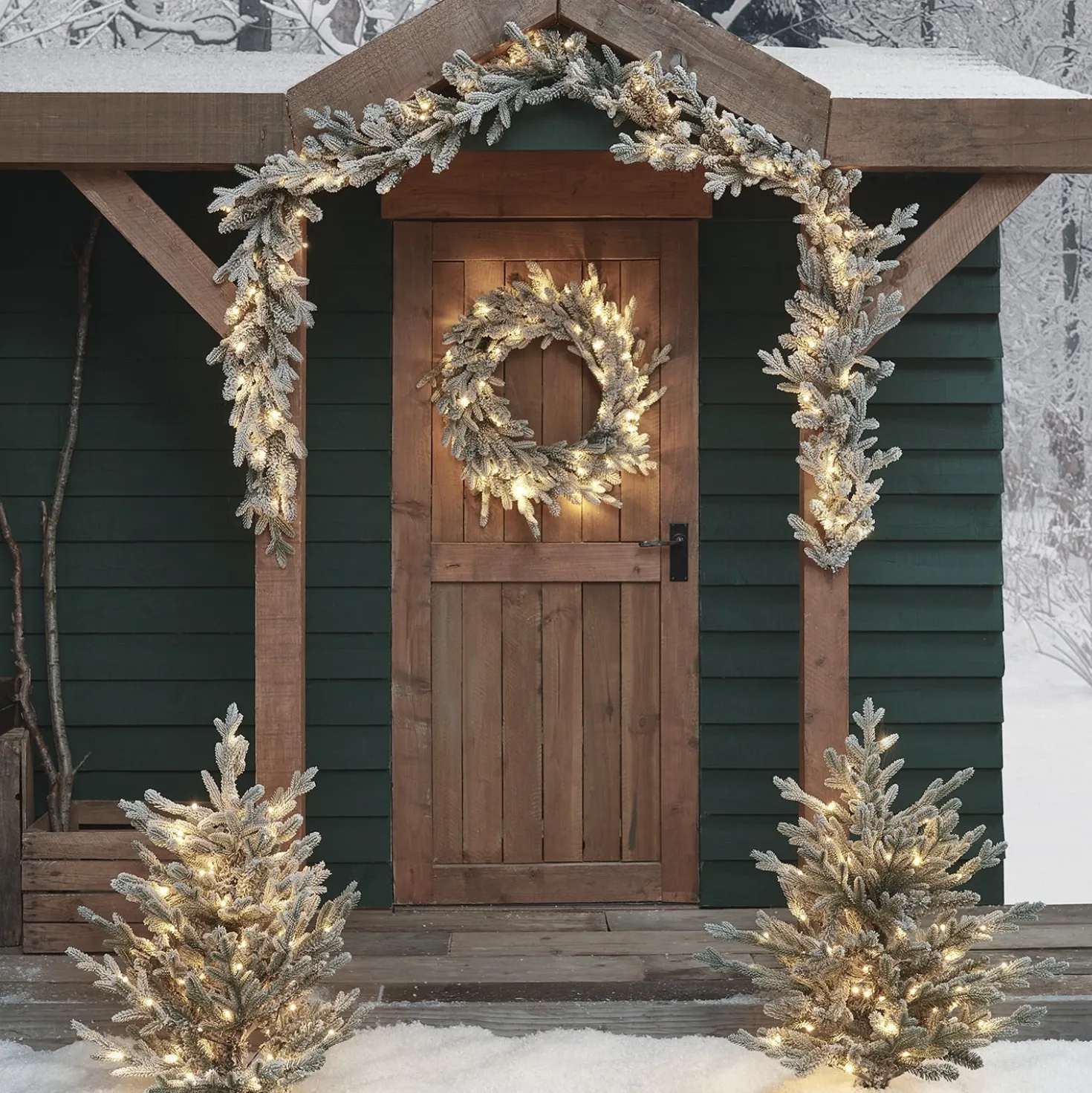 Outdoor Weihnachtsdeko-Set verschneiter Kranz, Girlande und Weihnachtsbaum Stableuchten