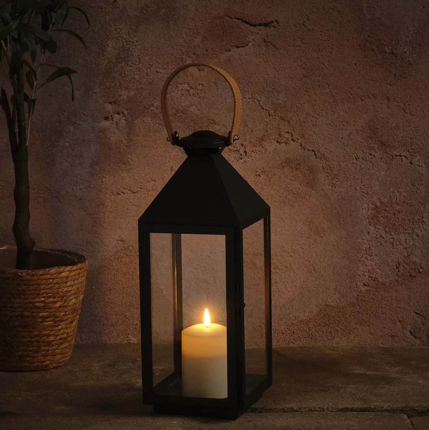 Schwarze "Brixham" TruGlow® LED-Laterne mit Griff in Lederoptik