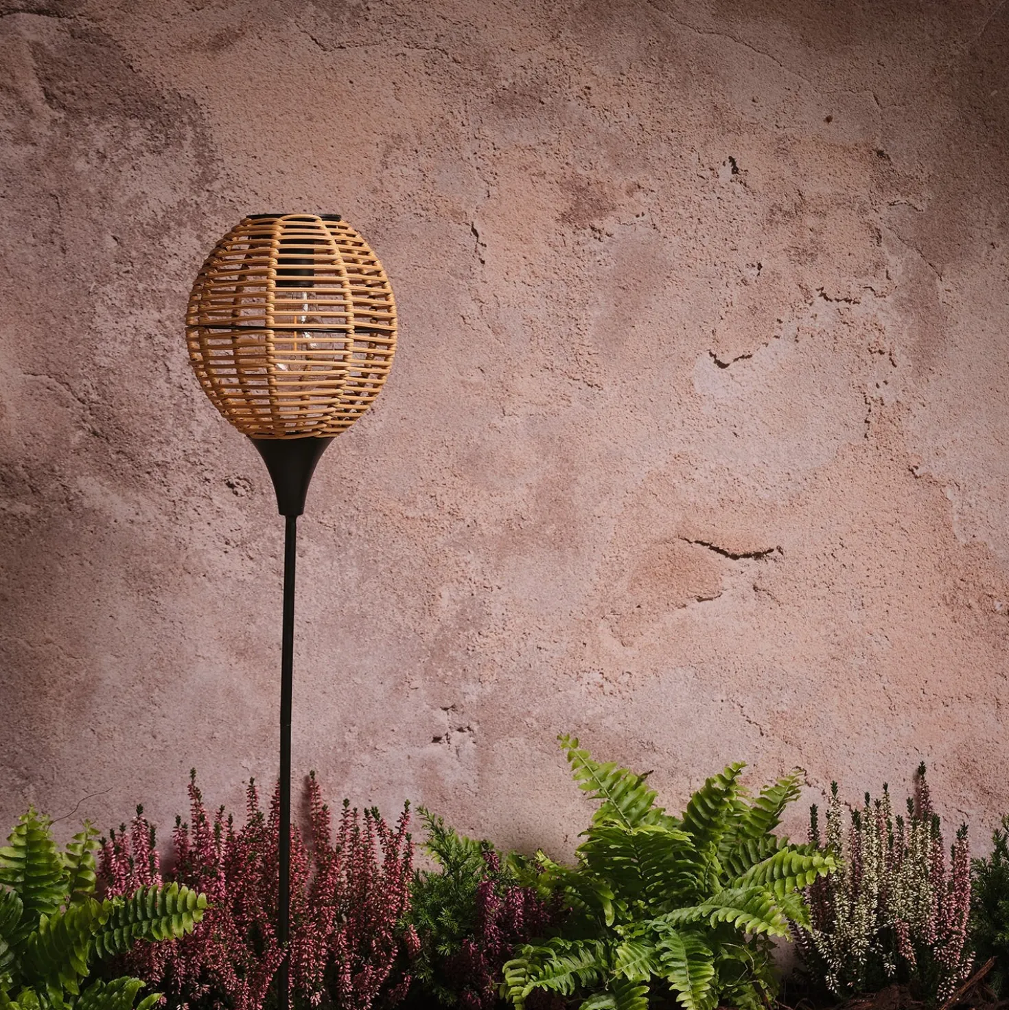 Solar-Gartenstecker in Rattan-Optik mit warmweißer LED
