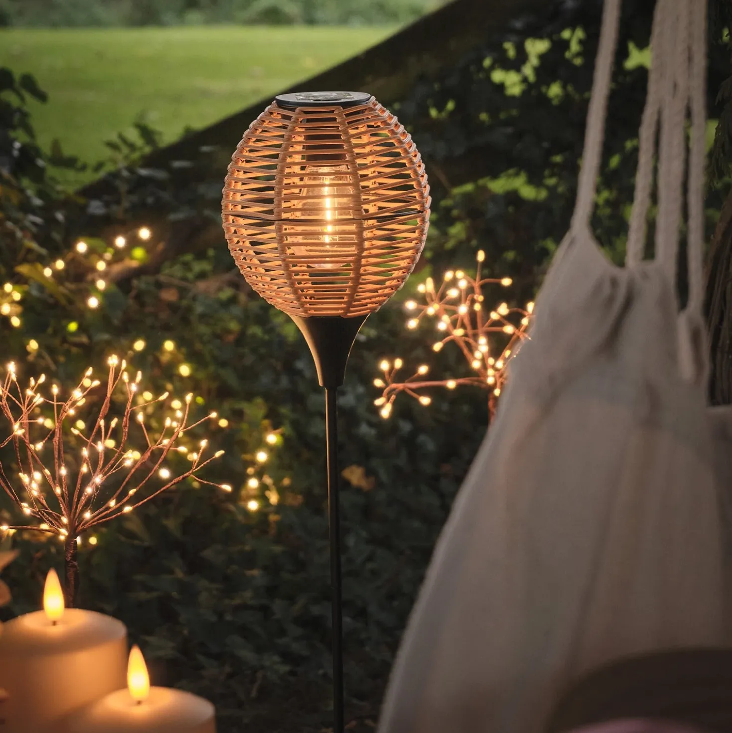 Solar-Gartenstecker in Rattan-Optik mit warmweißer LED