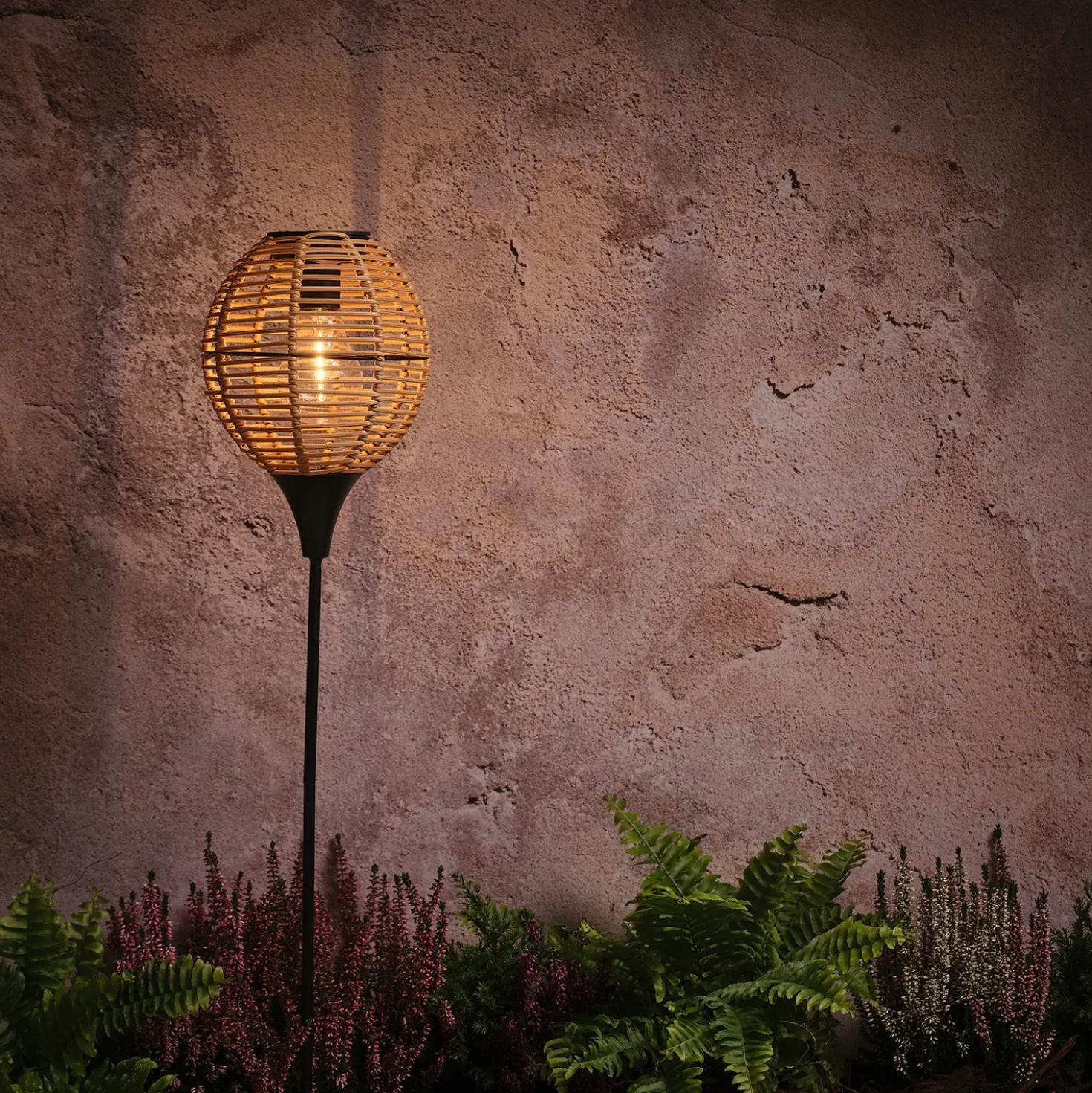 Solar-Gartenstecker in Rattan-Optik mit warmweißer LED