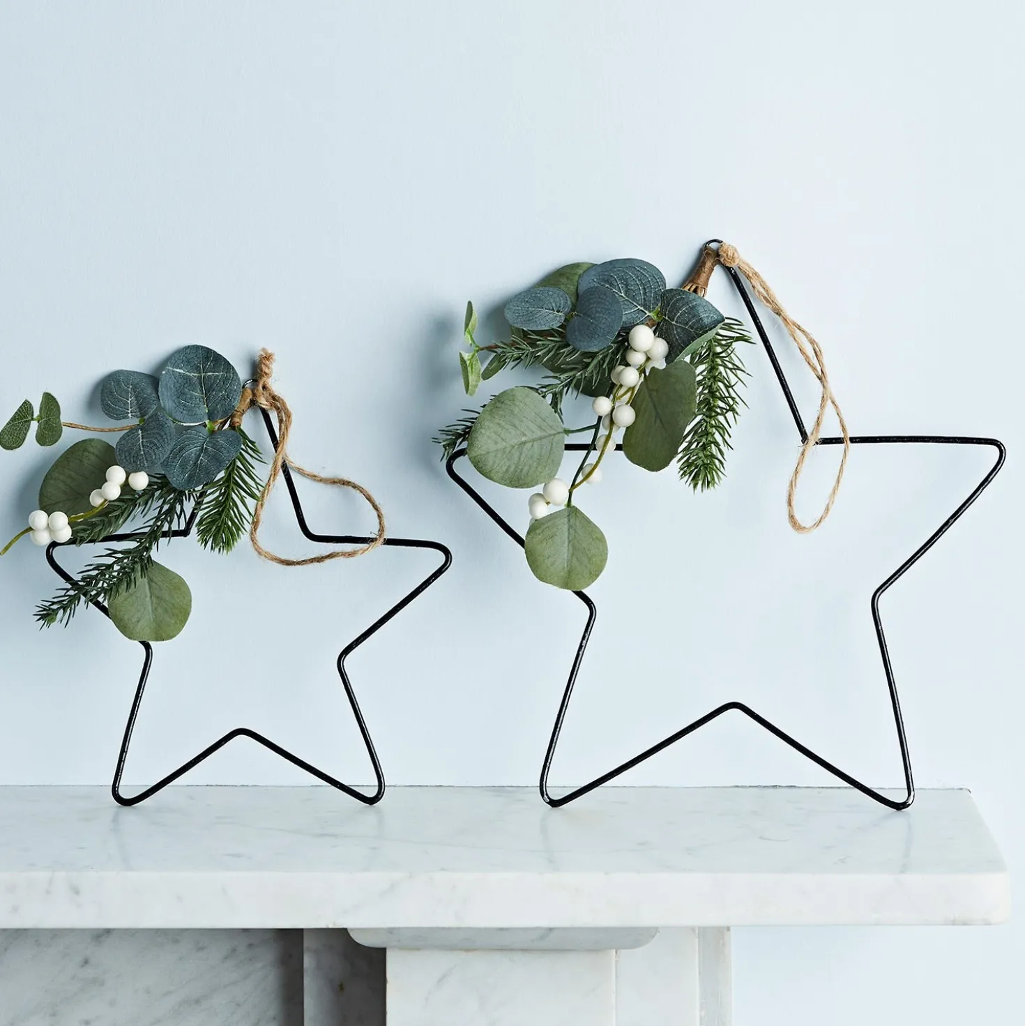 Weihnachtsdeko Sterne mit Eukalyptus und weißen Beeren