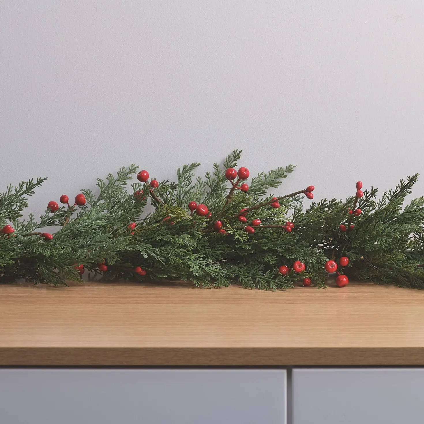 Weihnachtsgirlande rote Beeren mit Beleuchtung
