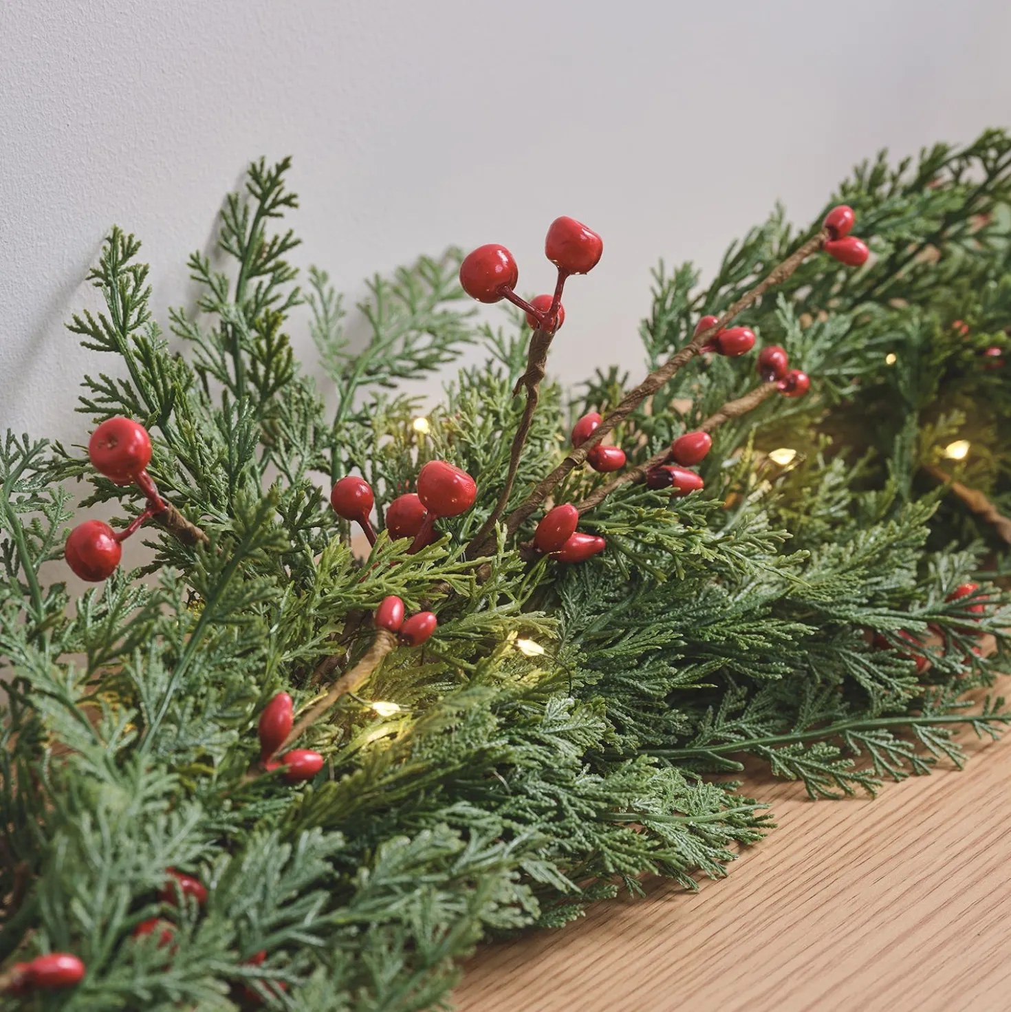 Weihnachtsgirlande rote Beeren mit Beleuchtung