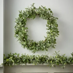 Weihnachtskranz und Weihnachtsgirlande Mistelzweige und Eukalyptus mit Beleuchtung