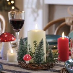 Winterlicher Rattan-Kerzenhalter mit Pilzdeko & TruGlow® LED-Kerze
